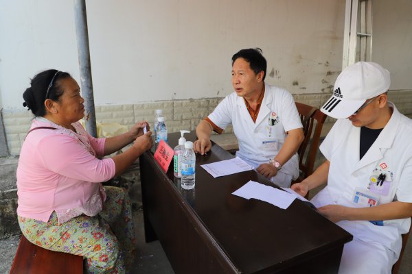 德宏友谊医院“服务百姓健康行动”走进轩岗